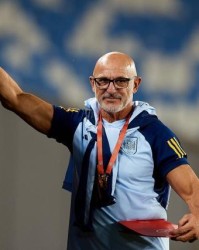 【观察】西班牙主帅续约2026，欧洲杯前稳定军心