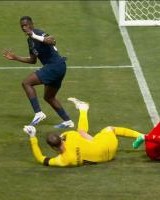 脚踝严重变形穆西亚拉今天遭遇重伤，才刚伤愈复出数天时间