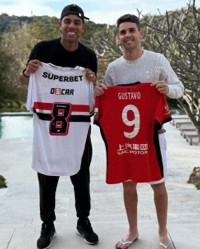 老朋友！海港前锋古斯塔沃和奥斯卡合照，两人互换球衣