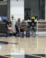 ☺️心系印城！养伤的哈利伯顿观战步行者夏联球队训练