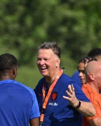 GA黄金甲体育平台-范加尔橙色内裤迷信庇佑橙衣军，其妻担忧老帅癌症