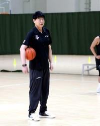 邱彪：场上出现空位要果断出手 投丢几个很正常 关键是要保持自信