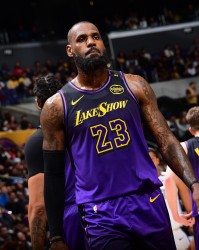 詹姆斯正在为自己的第23个赛季做准备，首要任务是从膝盖伤势中恢复